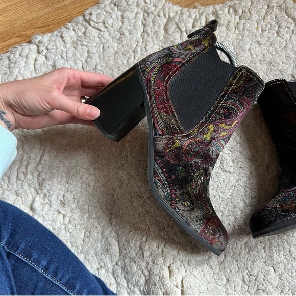 BP: Multicolored Jewel Paisley Velvet Velore Almond Toed Block Heel Boots Sz 9M - Picture 3 of 10
